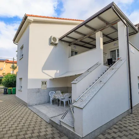 アパート Stefica ロパール